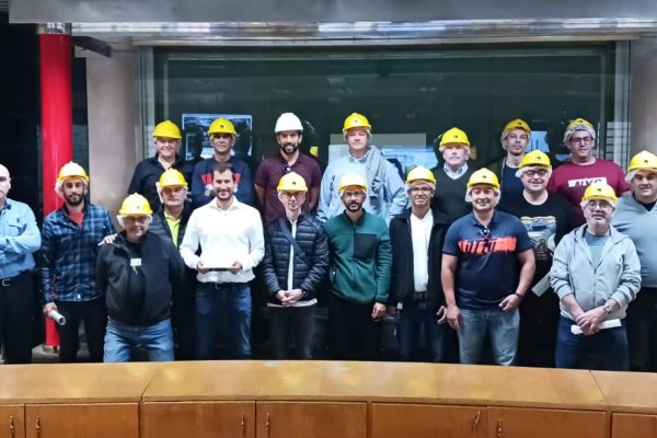 Grupo-de-alumnado-docentes-y-tecnicos-de-Endesa-1