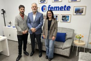 El secretario general de Femete, junto al equipo técnico del proyecto 2