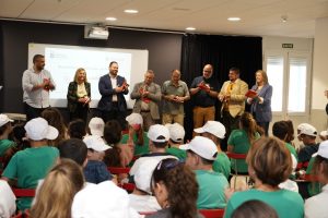 Ana Zurita, concejal de La Laguna y dirigentes empresariales con alumnado de Primaria 2