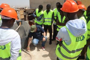 Pedro Armas, directivo de Femete y docente de Fontanería, con alumnado de Senegal 2