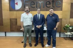 Presidente y vicepresidente de Asicomte, con el socio director de Innovaris