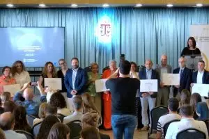 Foto grupo diplomas Transparencia
