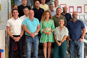 La nueva presidenta de Asinelte, con los participantes en la Asamblea